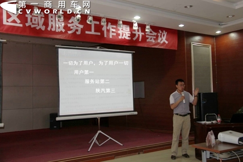 現(xiàn)場(chǎng)培訓(xùn)對(duì)服務(wù)政策進(jìn)行解讀.jpg