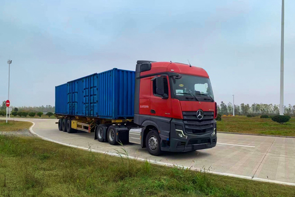 3÷ِ˹-Ya(chn)ؿActros 6×4·܇M(jn)Мyԇ.jpg
